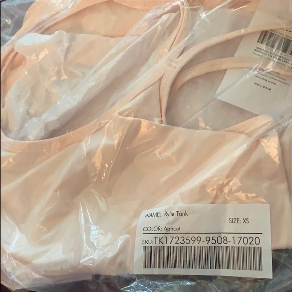 Fabletics Rylie Tank In Apricot NIB - Picture 3 of 3